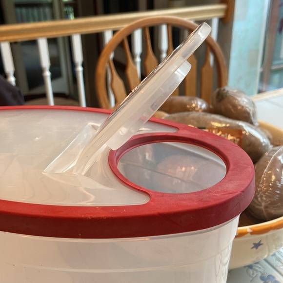 Rubbermaid 1.5 gallon plastic containers - Picture 2 of 3